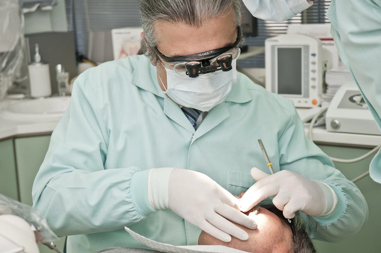 Wybielanie zębów: ile kosztuje u polskiego dentysty w UK?