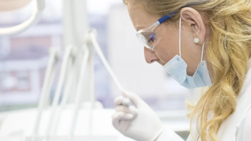 Żylaki kończyn dolnych i hemoroidy — skleroterapia i kiedy iść do proktologa